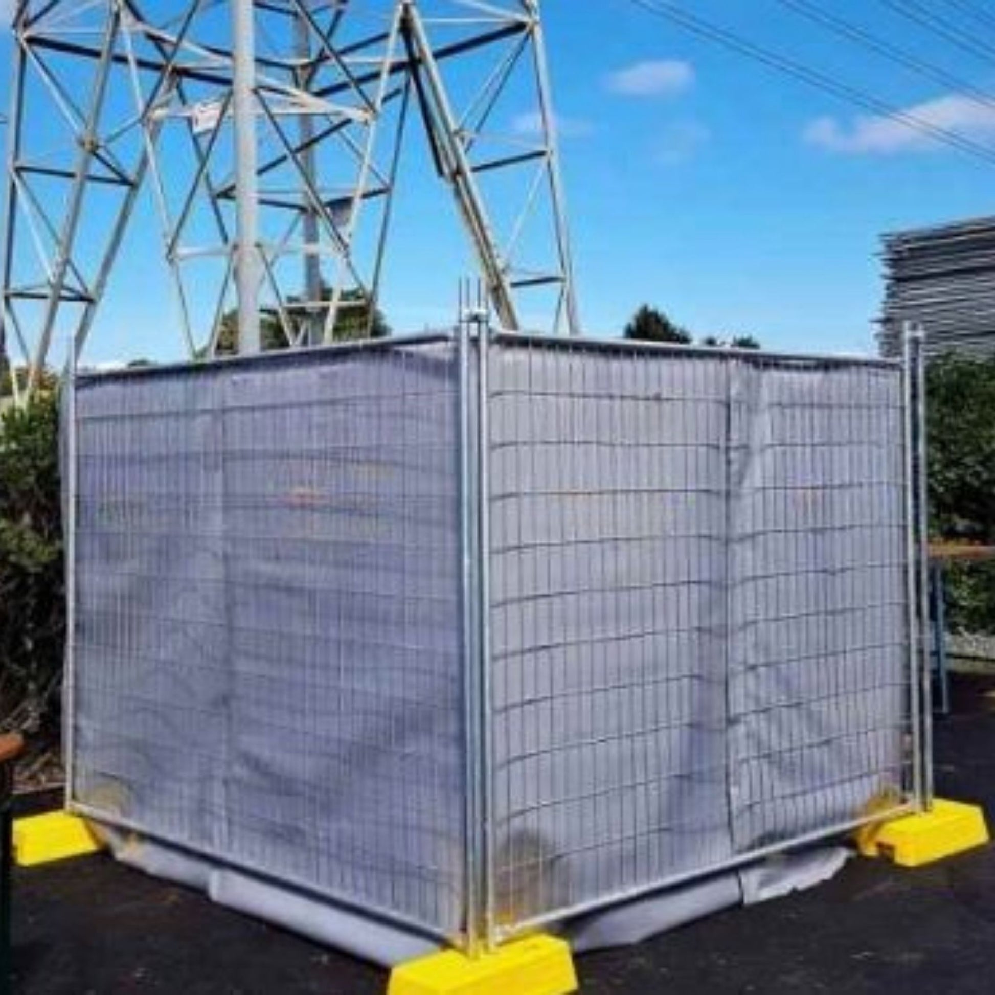 Echo-Less. Metal fence with Sound Barrier tarpaulin covering, blocking or suppressing noise from heavy machinery or a generator